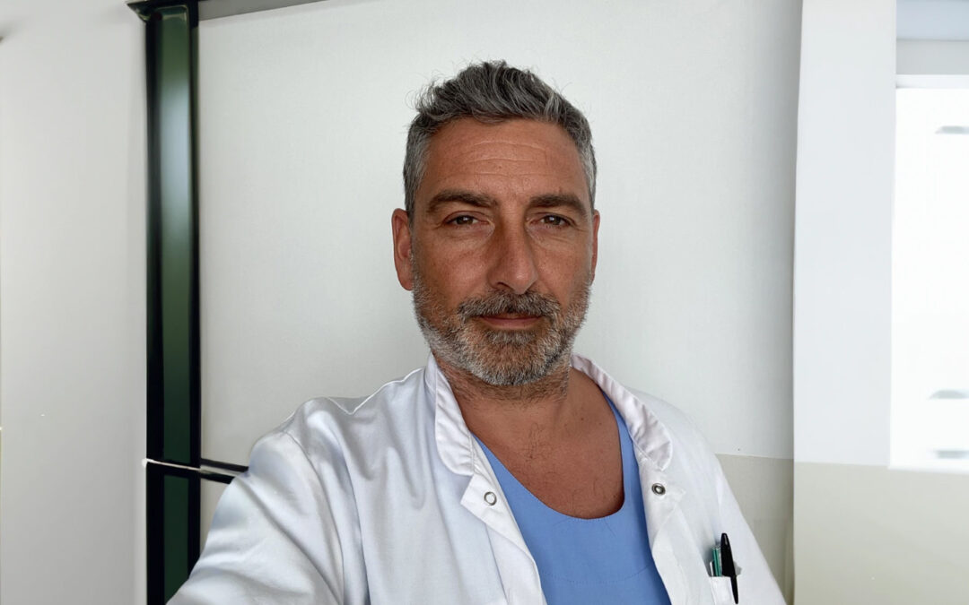 Dr Cédric Vaudois : « Les techniques mini-invasives et la réhabilitation précoce sont en progrès constants en chirurgie digestive »